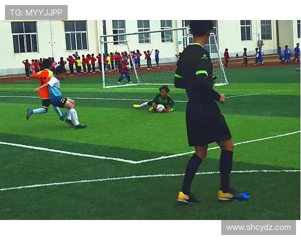 黄芳专访：从绿茵场到人生舞台的足球旅程回顾与展望