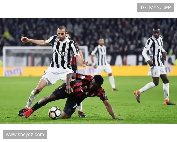 AC米兰迎战劲敌展开精彩对决 强强对抗掀起欧洲足球激情碰撞 AC米兰迎战劲敌展开精彩对决 强强对抗掀起欧洲足球激情碰撞